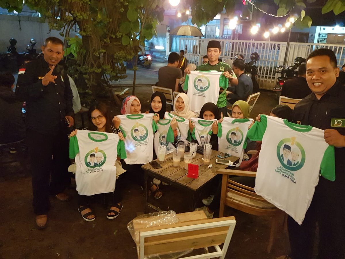 bandi_nasir's tweet photo. Bersama ketua DPC PPP Kota Cimahi, tak lelah terus mengoptimalkan pemenangan RINDU Jabar Juara 1 ..
#segmentasi pemilih milenial
@DPP_PPP @MRomahurmuziy @arsul_sani @RenlMarlinawatl @pepepsae @AgusSol53204641 @andri7823 https://t.co/I9P6ii9YfC