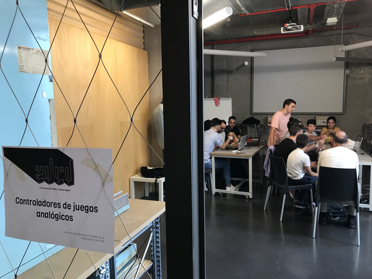 udit_es's tweet photo. Está pasando! Taller de Controladores de juegos analógicos by @esne_es en @MedialabPrado ! Arranca el @EDCDig ! #edcd18 https://t.co/8ynetTbTYo
