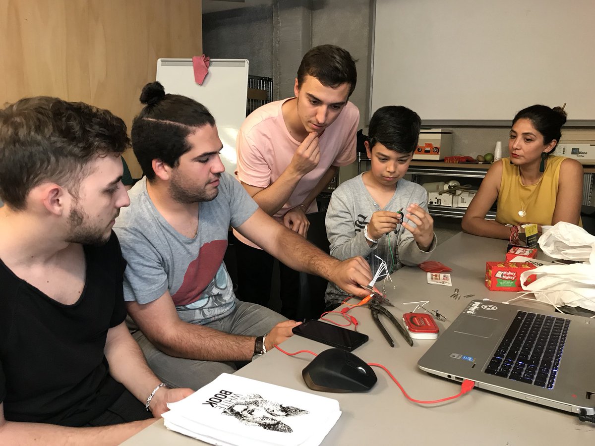 udit_es's tweet photo. Está pasando! Taller de Controladores de juegos analógicos by @esne_es en @MedialabPrado ! Arranca el @EDCDig ! #edcd18 https://t.co/8ynetTbTYo