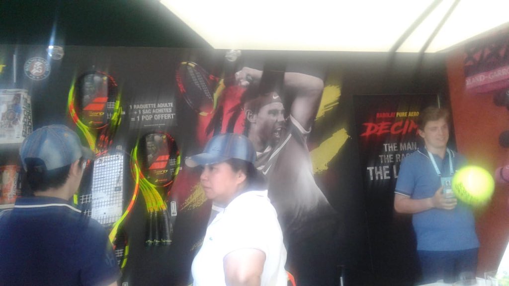 sebatorok's tweet photo. La Boutique de @BabolatArg en @rolandgarros.
#Decima, la raqueta en homenaje a los 10 títulos de Rafael #Nadal en París, es una de las piezas más buscadas.
#PureAeroDecima #TheDecima #RG18 https://t.co/LEsfyZ2QbX