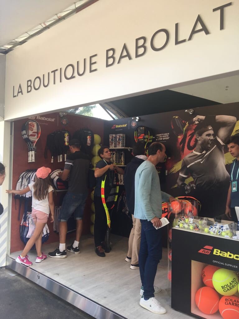 sebatorok's tweet photo. La Boutique de @BabolatArg en @rolandgarros.
#Decima, la raqueta en homenaje a los 10 títulos de Rafael #Nadal en París, es una de las piezas más buscadas.
#PureAeroDecima #TheDecima #RG18 https://t.co/LEsfyZ2QbX