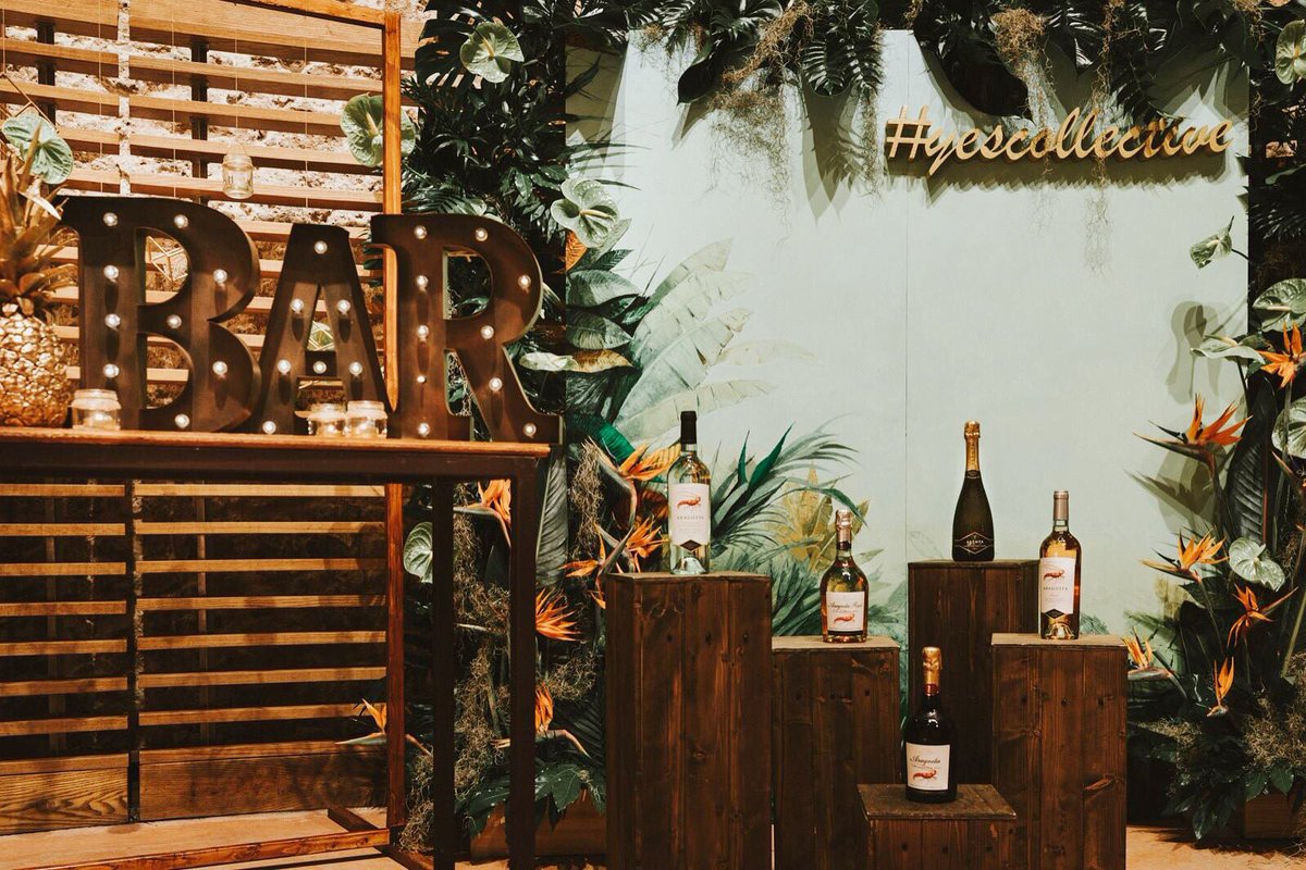 Here we are! #Akenta and our bubbles are #wineforwedding! #SayYesWithAkenta 😊🥂❤️#Wedding