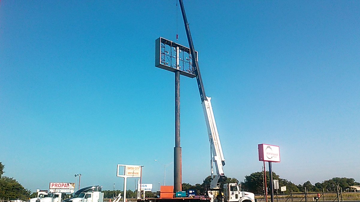bakerssignstx's tweet image. Out with the old and in with the new; courtesy of Bakers' Signs &amp;amp; Manufacturing. #signremoval #signinstallation #bakerssigns