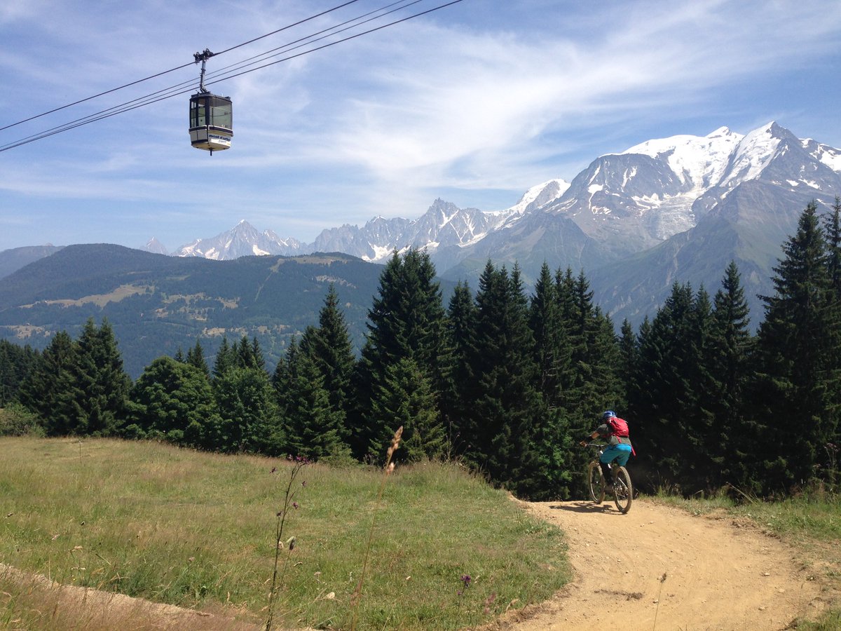 Saint_Gervais's tweet photo. #Critérium @dauphine Dimanche 10 juin arrivée à @Saint_Gervais #MontBlanc au #Bettex ! Les premiers coureurs passeront vers 14h40 la ligne d'arrivée
Pour accéder au site empruntez gracieusement la télécabine Saint-Gervais > Le Bettex de 9h30 à 17h00 grâce au partenariat #STBMA https://t.co/htPIRDzS2x