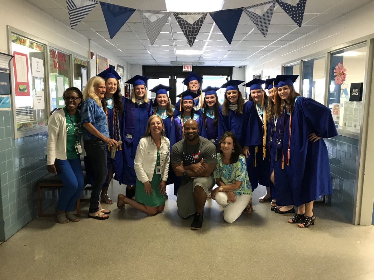 All of our YHS seniors that went to Dare🐬🦅💙@ShannonSButler @Yhs2018 #ycsd#des#proudeducator#seniorwalk