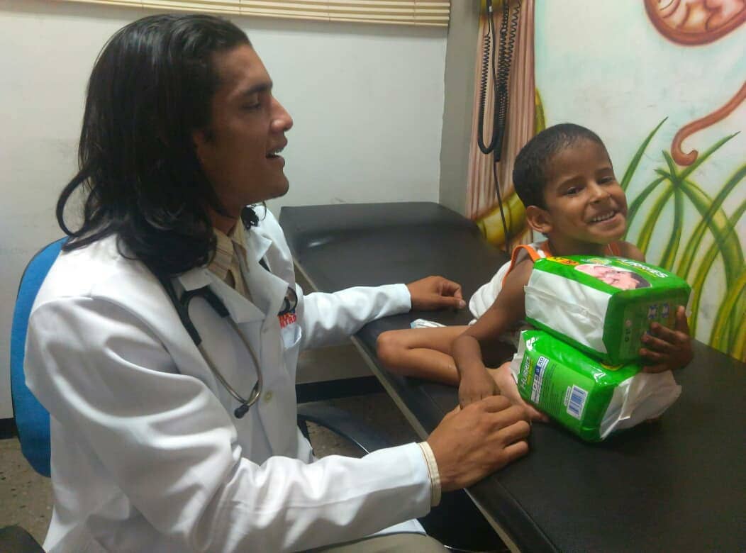 FUNDASELARA's tweet photo. #GobiernoProtector
Norka Mendoza habitante de la parroquia Juan de Villegas, gracias a la gobernadora @gestionperfecta recibió pañales para su hijo de 8 años de edad Johan. Seguimos generando felicidad en la población Larense a través de la @fundaselara .
@Ginkellys https://t.co/H5yg9Z8JG1