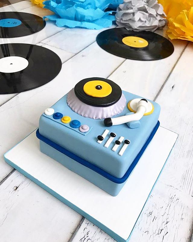 HalfBakedCo's tweet photo. Okay, this has to be the cutest little boy #smashcake setup ever 💙💛 #turntablecake #littledj #halfbaked #halfbakedco #burbankbakery #customcake #instacake #cakestagram #firstbirthday https://t.co/ze5L7oFqDg https://t.co/LbiCu6JPs4