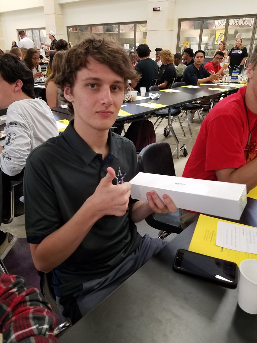IHSKNIGHTS2018's tweet photo. These lucky Knights won BIG this morning. Everyone will win something today. #breakfastwasGOOD #THANKSPARENTS #RudysTacos #Kroger #Walmart #CusterEldoradoDonuts https://t.co/ABo9Y3aZvf