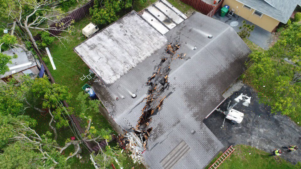 LauderhillFDPIO's tweet image. #CraneCollapse #Lauderhill Additional images of crews working through the night to remove the final section. @LHFireOPSChief