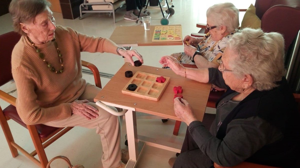CostaNevada's tweet photo. Los #juegos son actividades que fomentan la sociabilidad, activan la mente y es una gran fuente de entretenimiento y diversión para nuestros mayores. Por eso hoy hemos querido pasar un buen rato jugando al  dominó, a la ronda, al cinquillo y al tres en raya. https://t.co/8Yv4jp8Vnr