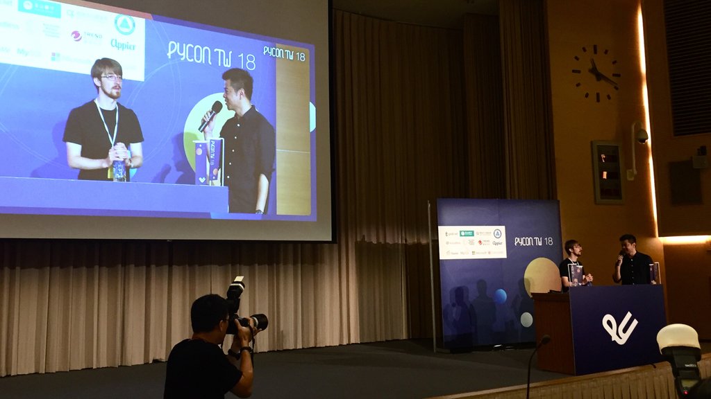 drakeguan's tweet photo. 與講者上台前閒聊,特別的重要。讓講者暫時的放鬆一下;讓主持人多認識對方一點。
Claudiu: “one of my dreams involving technology is that we can get to a point where the education can be tailored for each individual by using technology rather than a general curriculum” #pycontw2018 https://t.co/PsGIgdQDyE