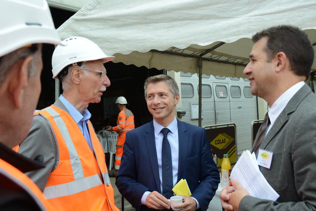 Chateauroux36's tweet photo. La #nouvelle #agence @GroupeColas (#locaux supplémentaires) a été inaugurée ce matin, aux #Orangeons. L'occasion de présenter l’#exopush, un appareil qui démultiplie la force et permet d’étaler de l’#enrobé avec beaucoup moins d’efforts #Colas #Châteauroux https://t.co/6O4buxq9XC https://t.co/Mx7shWByyb