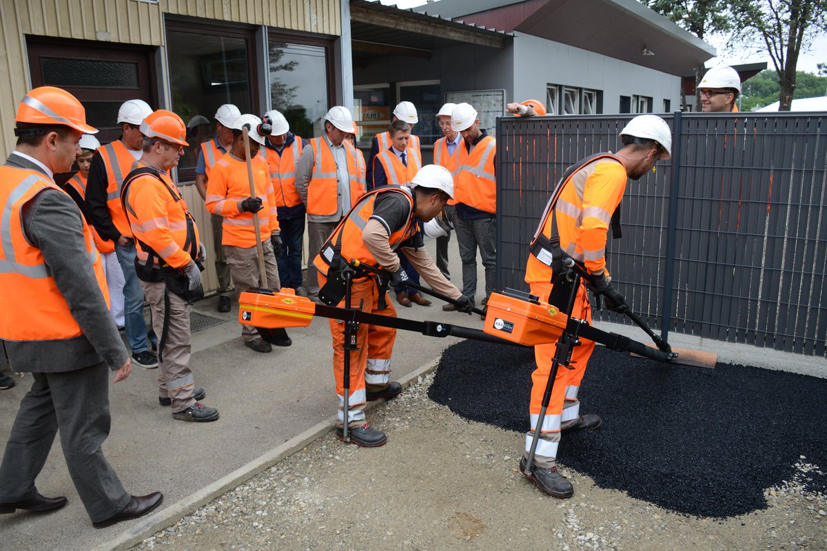 Chateauroux36's tweet photo. La #nouvelle #agence @GroupeColas (#locaux supplémentaires) a été inaugurée ce matin, aux #Orangeons. L'occasion de présenter l’#exopush, un appareil qui démultiplie la force et permet d’étaler de l’#enrobé avec beaucoup moins d’efforts #Colas #Châteauroux https://t.co/6O4buxq9XC https://t.co/Mx7shWByyb