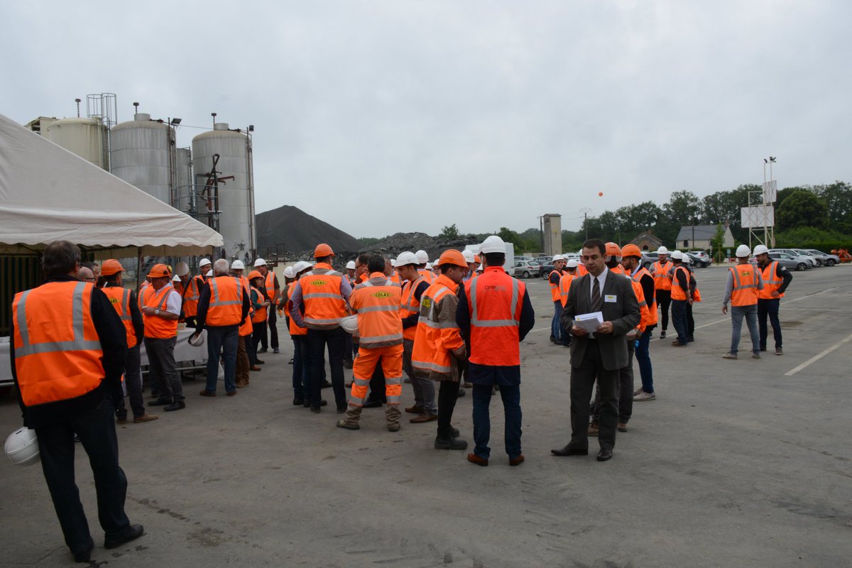 Chateauroux36's tweet photo. La #nouvelle #agence @GroupeColas (#locaux supplémentaires) a été inaugurée ce matin, aux #Orangeons. L'occasion de présenter l’#exopush, un appareil qui démultiplie la force et permet d’étaler de l’#enrobé avec beaucoup moins d’efforts #Colas #Châteauroux https://t.co/6O4buxq9XC https://t.co/Mx7shWByyb