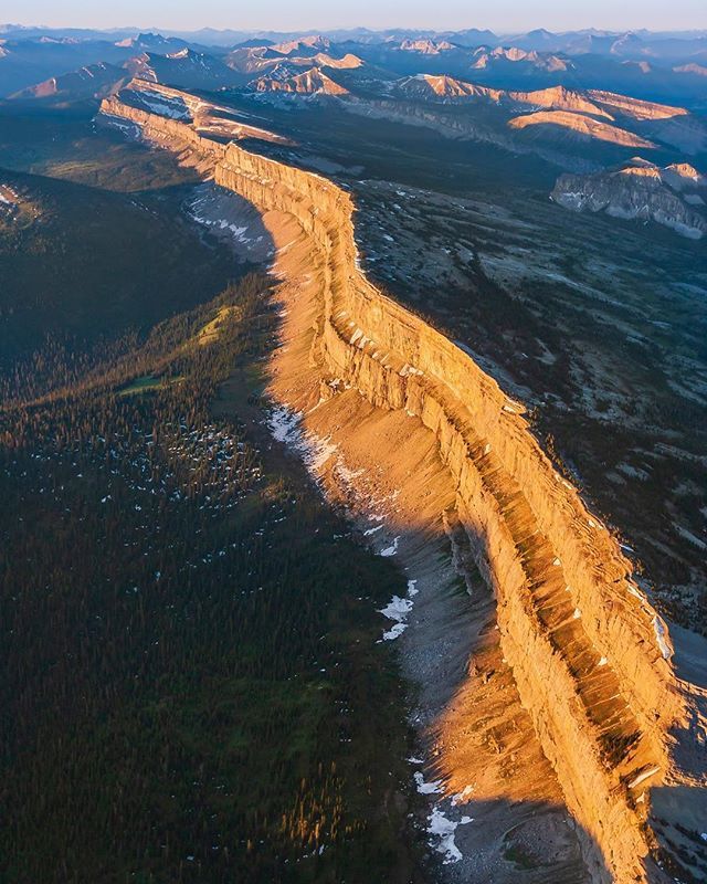 Sunrise on the Chinese Wall, Bob Marshall Wilderness, Montana #landscape_lover #montanamoment #landscape #montana #wilderness #backcountry #rockymountains #sunrise #bobmarshallwilderness #escarpment #aerialphotography ift.tt/2LQXQjd
