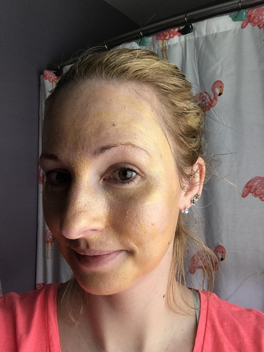 iamjenbegley's tweet photo. I feel like an academy award. @poshusa #hotandgold #firmingfacemask #isthismomlife https://t.co/LDNdbpaOL8