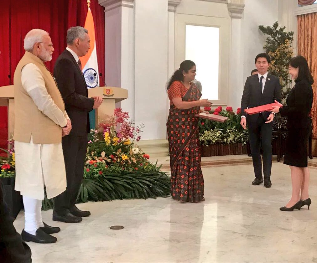 NITIAayog's tweet photo. #NewsFromNITI: NITI Aayog (Adviser @annaroy9) &amp; SCE Singapore (Director Anna Lee) sign an MoU in the presence of India PM @narendramodi &amp; Singapore PM @leehsienloong #NayiNITINayiDishaNayaBharat https://t.co/WbUF1QbJOX