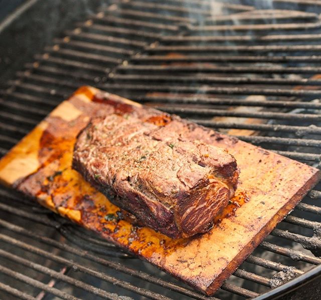 iluvgrillinmeat's tweet photo. 😳 A cedar plank pork tenderloin- is this what love feels like? 
📷 via grillingboards from Instagram 
#ilovegrillingmeat #foodie #grillingmeat #smokingmeat #bbqtime #meateater #meatlover #meateaters #meatlovers #grilling #barbecue #barbeque #pitmaster https://t.co/klyOLAbVII