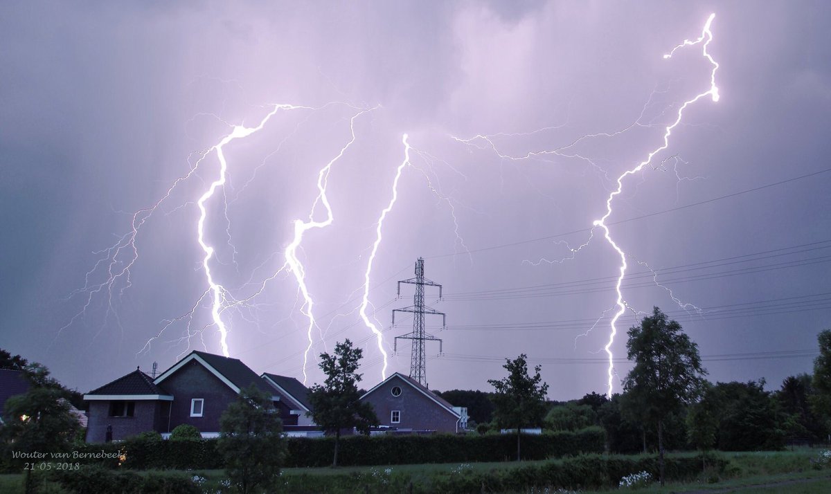 WilliamHuizinga's tweet photo. Dit jaar beleefden we de warmste mei-maand sinds de metingen zijn gestart. Maar het was ook een geladen maand. Er werden meer dan 500.000 ontladingen of bliksems geteld!!! ⚡️⚡️⚡️⚡️( Foto: @StormchaserNL ) (bron: collega @OnTheMaxx) https://t.co/HSKsE8OzDC