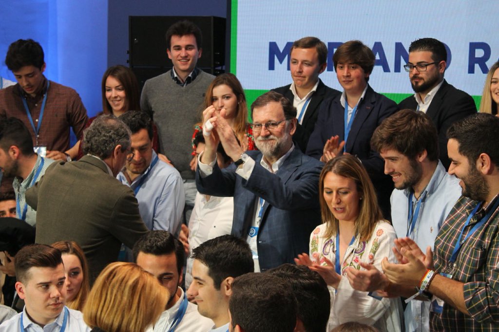 JCcaballeroM's tweet photo. Gracias @marianorajoy por devolver la esperanza a miles de españoles. Cogiste el país en quiebra, hoy España lidera el crecimiento económico y la creación de empleo.
España y los españoles están por encima de cualquier otro interés. Orgulloso del @PPopular y de España 🇪🇸 https://t.co/pgfoJrZ435