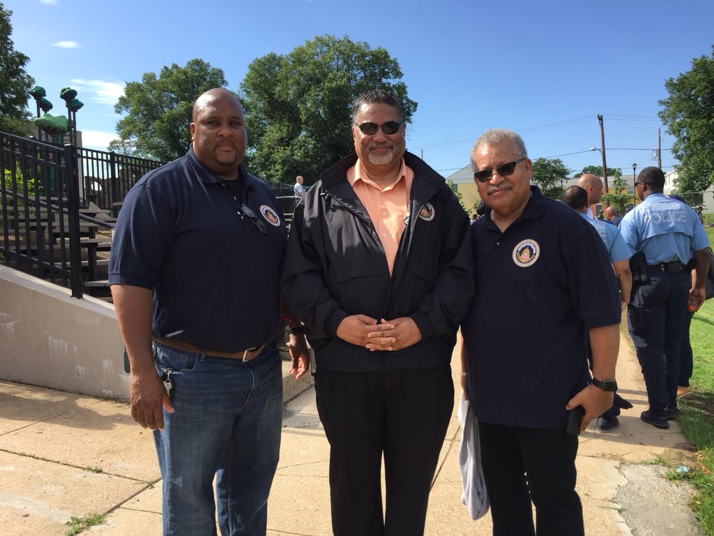 DC_CSOSA's tweet photo. #CSOSA and @DCPoliceDept officers and staff #TeamUptoCleanUp!
#PublicSafetyPartnerships https://t.co/ZBKL215LTo