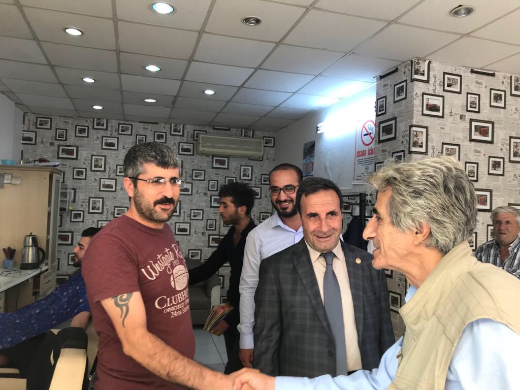 hdp_bursa's tweet photo. HDP Bursa 2.bölge Mv’lerimiz il-ilçe yöneticilerimizle birlikte Gemlik Kumla da standımızı açıp Kumla halk pazarı ve esnaflarını ziyarette bulunarak bildirilmemizi dağıttık. 
“Bir oy HDP’ye bir oy Demirtaş’a”
dedik.
@meminadiyaman_  @MazlumKaragz1 
#SenleDeğişir #TuDikarî https://t.co/XVv7HuME9R