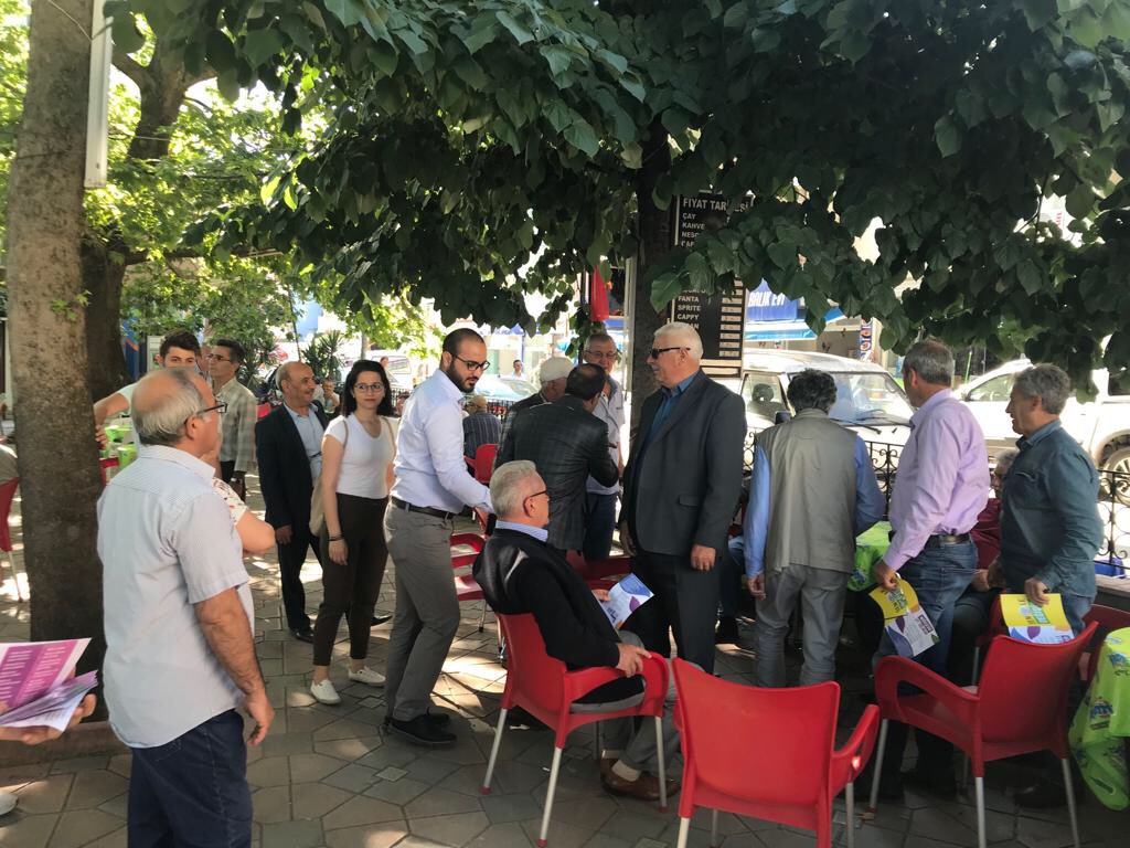 HDP Bursa 2.bölge Mv’lerimiz il-ilçe yöneticilerimizle birlikte Gemlik Kumla da standımızı açıp Kumla halk pazarı ve esnaflarını ziyarette bulunarak bildirilmemizi dağıttık. 
“Bir oy HDP’ye bir oy Demirtaş’a”
dedik.
<a href="/meminadiyaman_/">Mehmet Emin Adıyaman</a>  @MazlumKaragz1 
#SenleDeğişir #TuDikarî