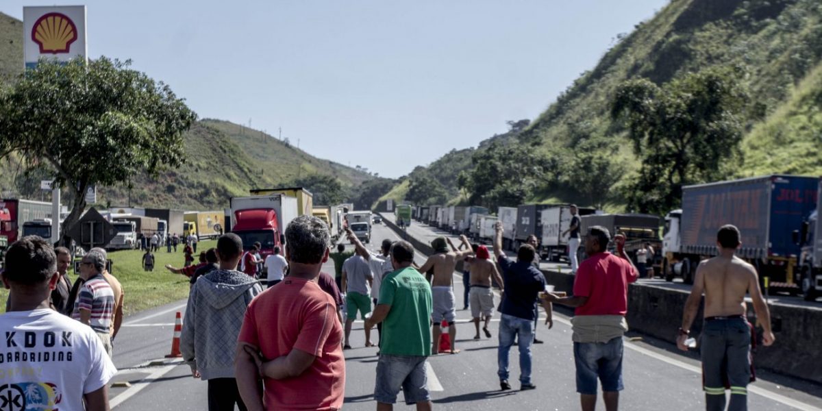 Líderes dos camionheiros pedem para que todos os cidadãos brasileiros comecem a estocar alimentos em casa e abasteçam os tanques de gasolina de seus veículos pois a paralisação desta vez vai ser total e feita junto a toda população,muita mais organização, mais forte e ordeira.