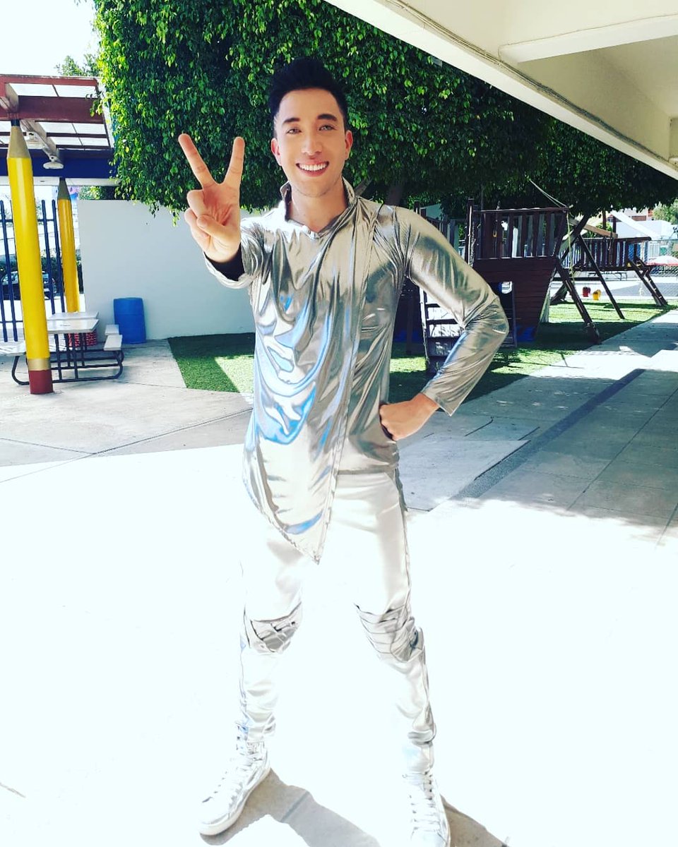 EivamOficial's tweet photo. Con ustedes su galáctica majestad #EIVAM 😂😎👽 #FelizViernes Ya fin de semana!!!! Y tú Ya viste mi videoclip #BichoRaro? https://t.co/2EKnFoys3L #TodosSomosBichosRaros #Singer #Cantante #AltoAlBullying #ElBullyingNoEsUnJuego #SemillasEstelares https://t.co/49xD3h5F4H