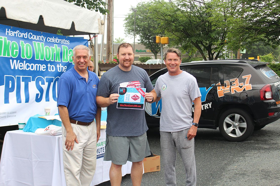 Bike2WorkMD's tweet photo. A big congratulations to Justin Gischel, who won a Trek FX 2 bike from @RacePaceBikes as part of his #B2WD2018 registration! He's pictured here with Alan Doran, of @HarfordCountyMD Commute Smart, and @HarfordExec. https://t.co/SRraT2WO76