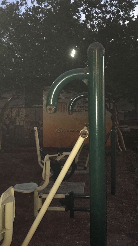 VillaDeCortesBJ's tweet photo. Hace unos años se quejaba Ceballos de luminarias innecesarias y mal puestas #PP2011.
Se le pregunta a Islas @betotok sobre situación de luminarias #PP2018, con su violencia afirma que: "no sabe nada" ni le interesa, porque lo suyo y de toda la DBJ desde 2006, es lo "chambón" https://t.co/TziKiczyKB