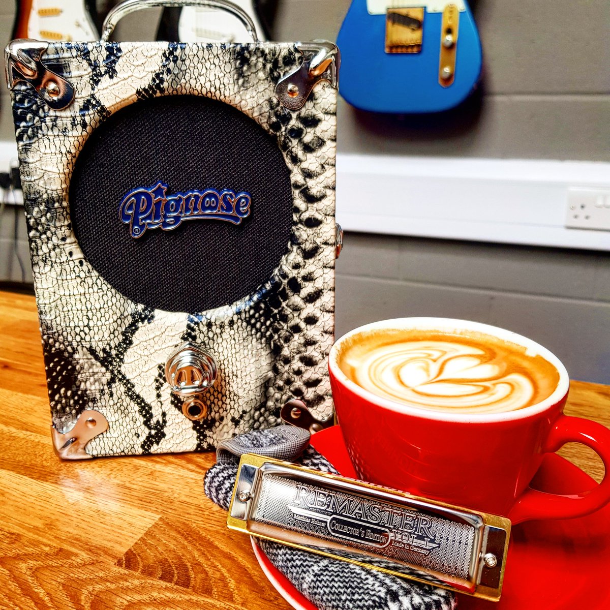 Harmonica_Comp's tweet image. Great little #amp for your #harmonica and the overlooked @PlayHohner Remaster collectors edition harp. 

#latteart #coffee #bluesharp #harmonica
