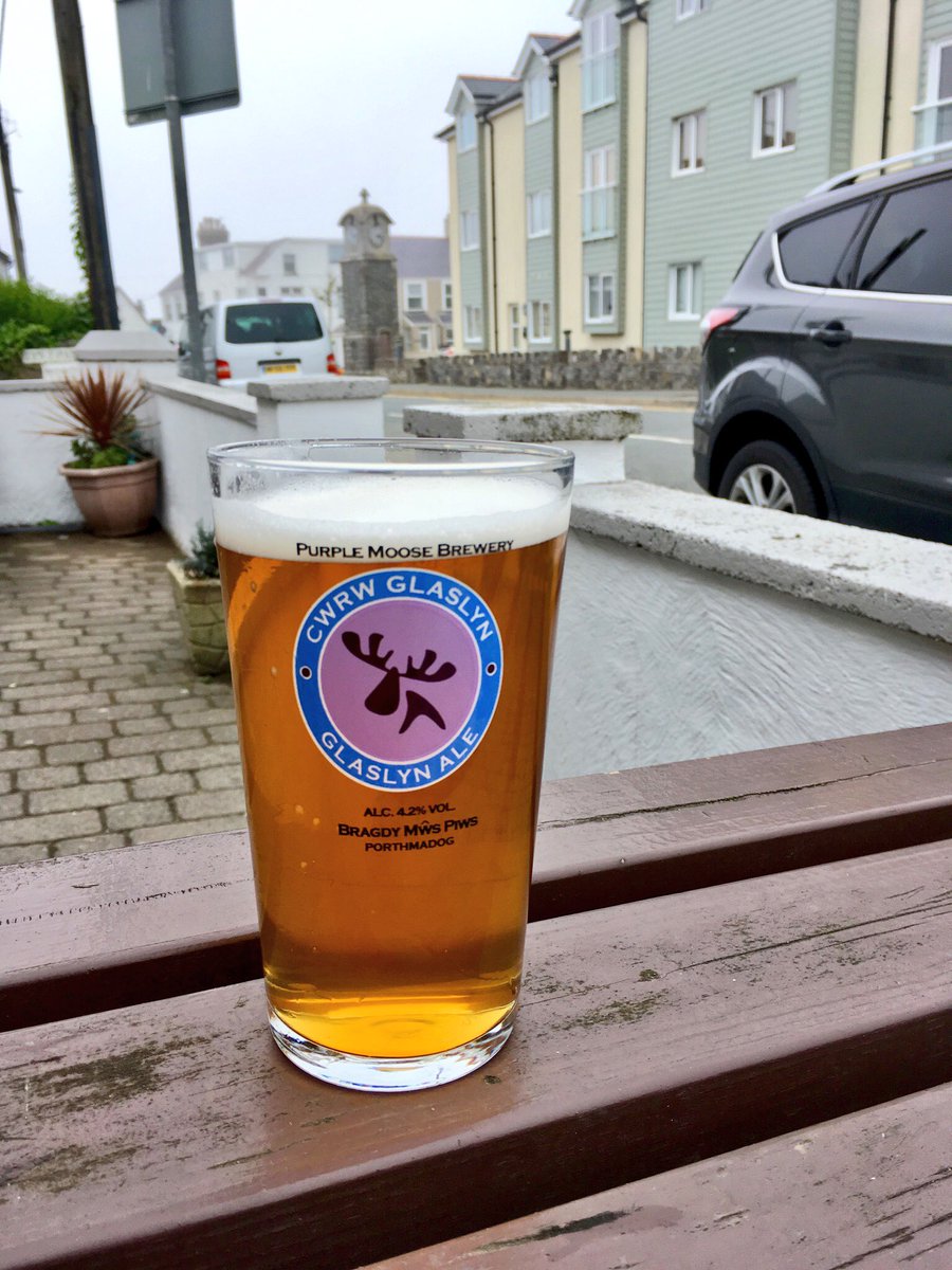 Diwrnod niwlog yn Rhosneigr, Sir Fôn heddiw. Peint o <a href="/PurpleMooseBrew/">Purple Moose Brewery</a> Glaslyn yn Y Morfa. Foggy day in Rhosneigr, Anglesey today. A pint of Glaslyn by Purple Moose in Y Morfa.