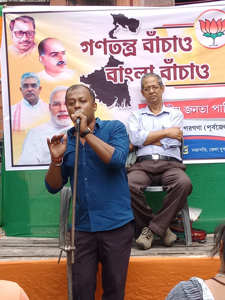 BJPSouth24PgsE's tweet photo. পঞ্চায়েত পরবর্তী তৃণমূল উন্নয়ন বাহিনীর সন্ত্রাস ও পুলিশি নিষ্ক্রিয়তার প্রতিবাদে  আজ সোনারপুরে থানা ঘেরাও কর্মসূচি॥ উপস্থিত ছিলেন রাজ্য মহিলা মোর্চা সভানেত্রী লকেট চট্টোপাধ্যায়, রাজ্য যুব মোর্চা সভাপতি দেবজিৎ ঘোষ, জেলা সভাপতি ত্রিদিব মন্ডল সহ অন্যান্য জেলা ও মন্ডল নেতৃত্ব ॥ https://t.co/GoO1ENGneB
