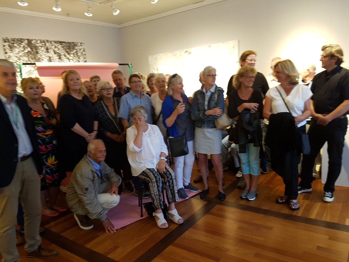 Wethouder @wilmascheltema1 opende als eerste handeling als wethouder zowel@cultuurpunt de ik toonmaand en <a href="/KCAalsmeer/">KCA-Aalsmeer</a> de amazing amateurs in de etalage door het maken van een foto van gasten op de roze rol