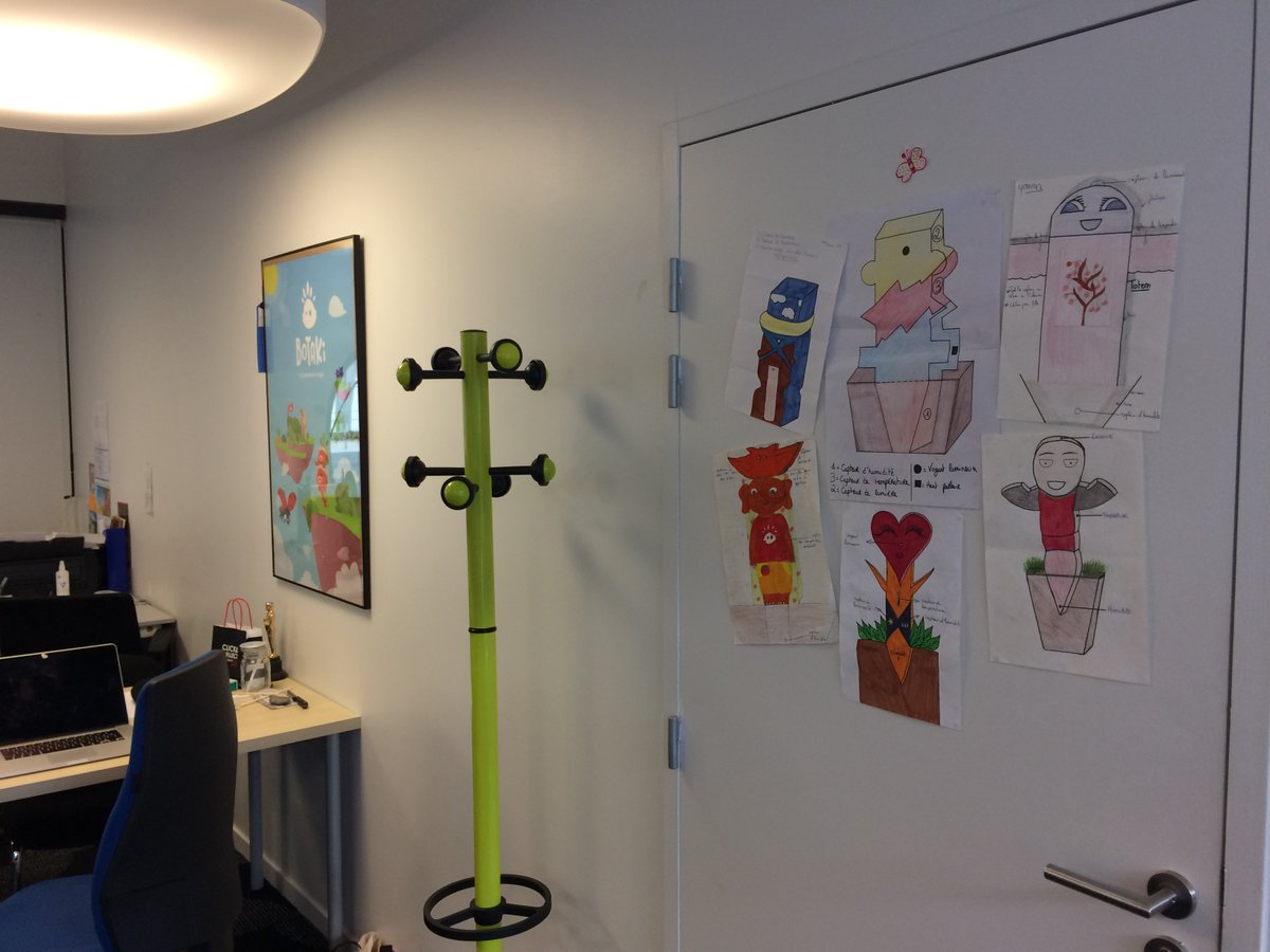 Startups_Ecole's tweet photo. Les projets des #élèves du #collège Diderot de #Besançon trônent fièrement dans les bureaux de #Botaki C'est-y pas beau?! 😀 #Lesstartupsalecole #edtech #pédagogie #startup https://t.co/9fOFxYOKNB