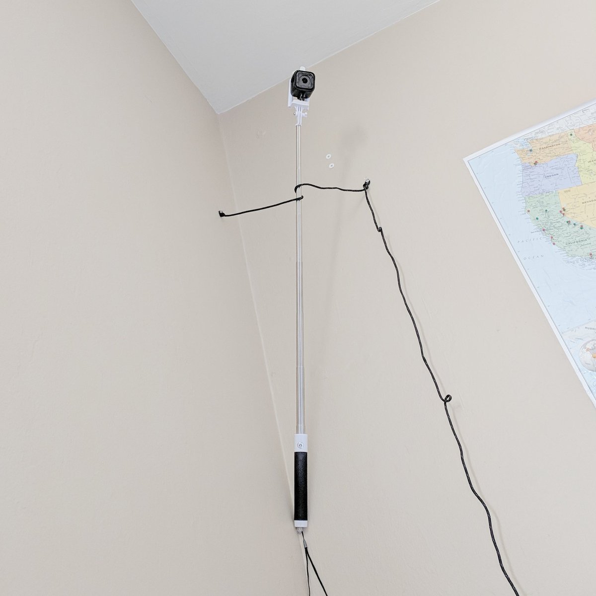 jonjuhanlung's tweet photo. When you need a #timelaps of an entire room but have no #SecondCameraTeam, #stands or #cardellini #clamps so you improvise with a #selfiestick, #paracord, & 3 #pushpins.
#MythBusterOffDuty #AlwaysOnDuty https://t.co/pduR3pgJuC