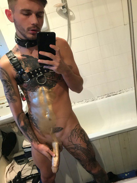 BoyStoreFR's tweet photo. Il est magnifique ce mec avec son harnais SM 😍 Vous ne trouvez pas ? ... #harnaisSM #gay #BDSM #Ink #InkedDick https://t.co/9N8VsNd2ND