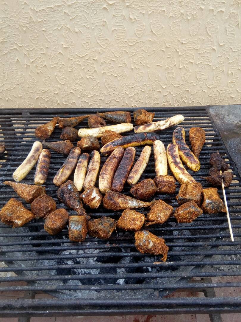 Beccas_Touch's tweet photo. Do u love #grills, this was for a #specialgathering and our clients are lovers of #boli and #titusfish obviously.For booking and deliveries Contact👉🏼       Becca on 08160607349 or 07032759606.. 
#we treat u like the Royalty you are😍. Pls help me #retweet. Abeg https://t.co/454VZS5diC
