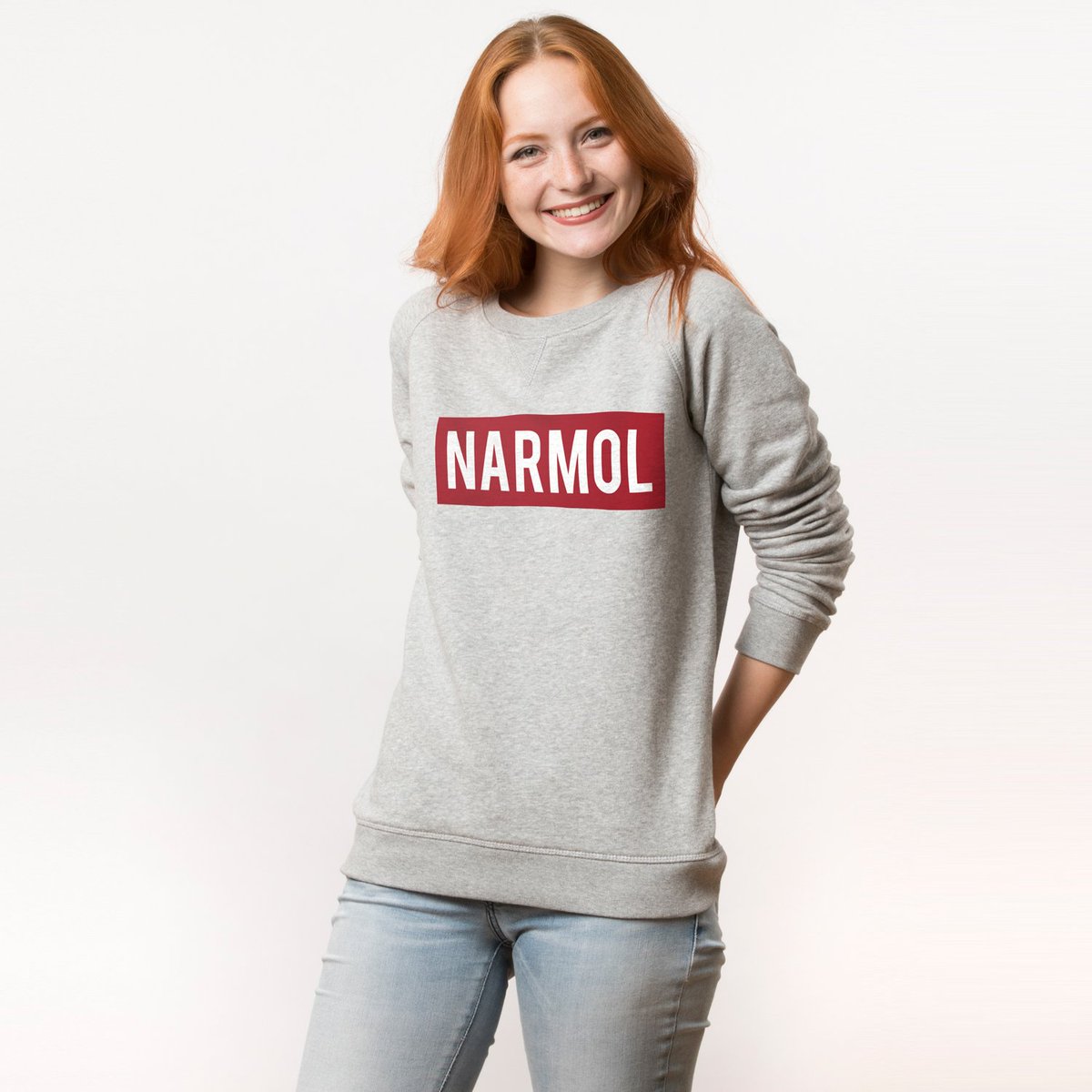 Vous pouvez retrouver des visuels originaux et décalés sur la boutique de Cyprien mais l'indispensable à avoir est l'iconique NARMOL ! 😇 👕 → narmol.fr/femme/110-swea…