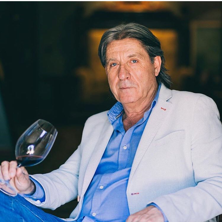 closdelobac's tweet photo. Carles Pastrana
.
.
.
#founder #pioneer #prioratpioneer #prioratfounder #closdelobac #priorat #gratallops #winemaker #winemaking #wine #winery #vineyards #history #winelover #enterprising #winehistory #portrait #wineglass #shooting #counteyside #winetasting
.
.
.
📸: @srfoto https://t.co/DiWFR3tsfx