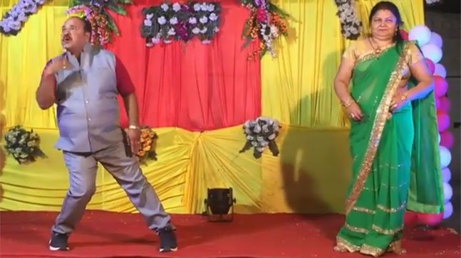 Showbiz_IT's tweet photo. #DancerUncle returns with Chadti Jawaani after breaking the Internet. And you thought he could ape only Govinda? 🕺
https://t.co/3WBBflMzao https://t.co/WlOtcENuHb