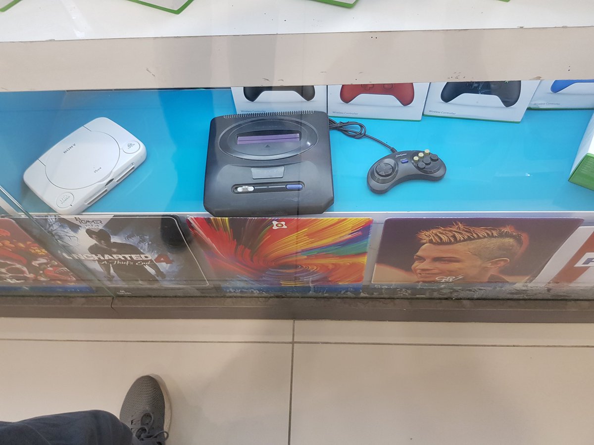 amir_aqa_mashti's tweet image. شاید باورتون نشه ولی من با این لعنتی و تک‌تکِ نوارهاش خاطره دارم 
چقدر دسته‌هاش زود خراب میشد:/ و چقدر بازشون میکردم و درستشون میکردم:/
#سگا
#3ga
#sega