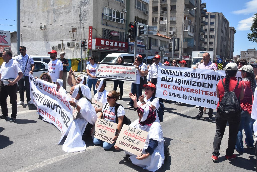 ComcreteZYX's tweet photo. Kadro beklerken,çalıştıkları işten olan Ege Üniversitesi İşçileri ölüme mahkum edildi.

İzmir Büyükşehir Belediyesi Mezarlıklar Dairesi Başkanlığına,
‘Bizi Öldürdüler Mezara Koymayı Unuttular’ diyerek dilekçe ile başvuruda bulundular..

https://t.co/yENAUF5cOT https://t.co/bzPvXKFdUg