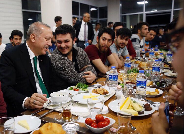 edazngn61's tweet photo. Bir gencin tweetiyle yanına giden adama diktatör diyorsunuz. Allahtan korkun. 

#AkRTE #BirlikHikayemiz #BüyükTürkiyeGüçlüLiderİster https://t.co/gAEvnq0SEW