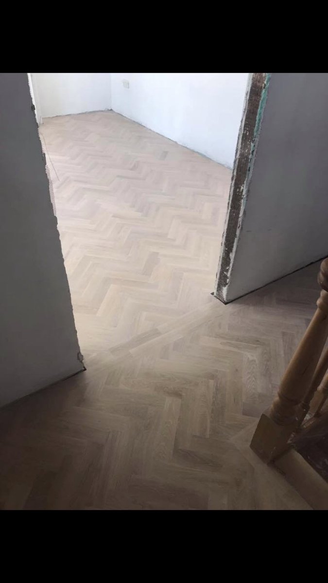 FloorDesignLtd's tweet photo. Our Unfinished Solid Oak #Herringbone floor was specified for a project where the architect brought 'new' & 'old' together.This simple, classy raw look was achieved by applying #BonaTrafficHD.
Makes a welcome change to the current trend of grey's and white's, muted yet classy. https://t.co/tYSiIbHddD