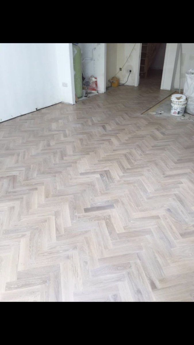 FloorDesignLtd's tweet photo. Our Unfinished Solid Oak #Herringbone floor was specified for a project where the architect brought 'new' & 'old' together.This simple, classy raw look was achieved by applying #BonaTrafficHD.
Makes a welcome change to the current trend of grey's and white's, muted yet classy. https://t.co/tYSiIbHddD