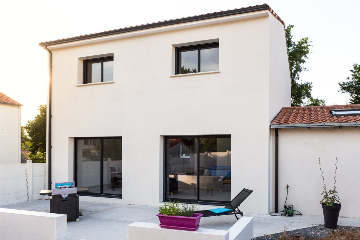 // #NosCréations // 📍 St Sébastien sur Loire

Une maison au style contemporain ou il fait bon vivre avec de belles décorations intérieur et extérieur.

#Immobilier #PaysDeLaLoire

Découvrez l'ensemble du projet >> 
 bit.ly/2L7wuFp