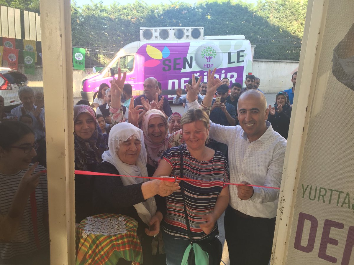 hdp_bursa's tweet photo. Yıldırım Esenevler mahallesinde HDP Bursa 2.bölge Mv’lerimiz il eş başkanlarımız ilçe yöneticilerimiz ve halkımızla birlikte seçim irtibat bürosunun açılışını gerçekleştirdik. Ve Mutlaka kazanacağız diye haykırdık! @Av_CKirkazak 
#SenleDeğişir https://t.co/0PXfDFtXsp