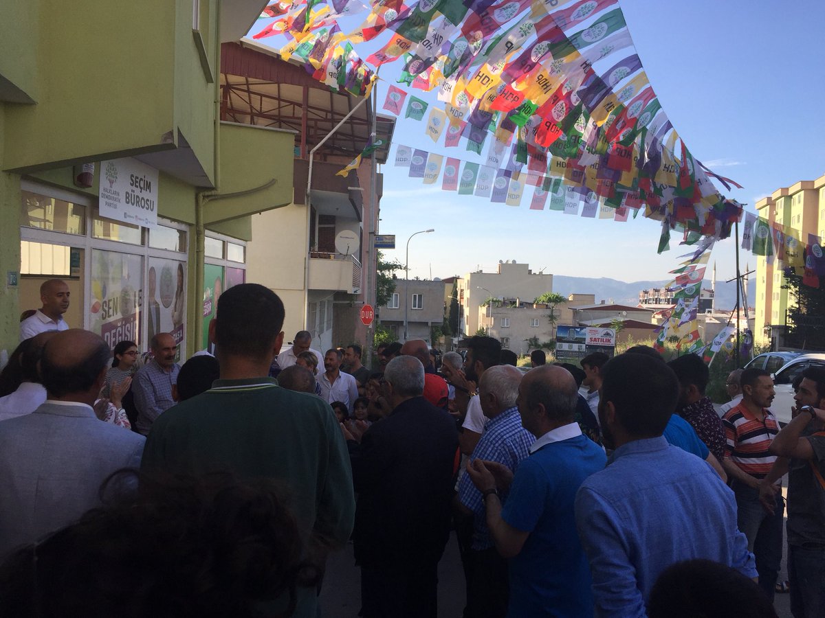 hdp_bursa's tweet photo. Yıldırım Esenevler mahallesinde HDP Bursa 2.bölge Mv’lerimiz il eş başkanlarımız ilçe yöneticilerimiz ve halkımızla birlikte seçim irtibat bürosunun açılışını gerçekleştirdik. Ve Mutlaka kazanacağız diye haykırdık! @Av_CKirkazak 
#SenleDeğişir https://t.co/0PXfDFtXsp
